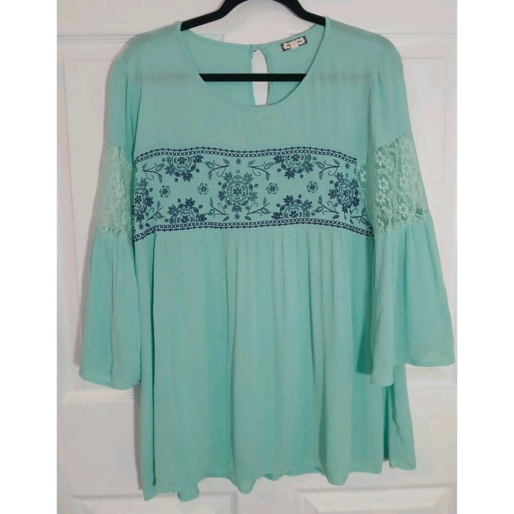 Eye Shadow Shirt Women’s Size XL Mint Green 3/4 Sleeve Lace Accents